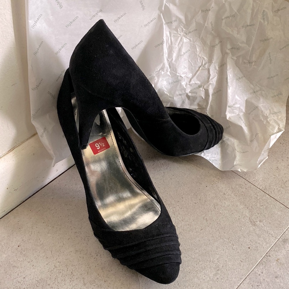 Classic winter black pump by Style & co. Pleated toe design in suede fabric.